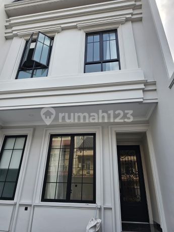 Dijual Rumah 2 Lantai Janur Kuning Luas Tanah 102 M2 - Desain American Classic Dijual Rumah 2 Lantai Janur Kuning Luas Tanah 102 M2 - Desain American Classic