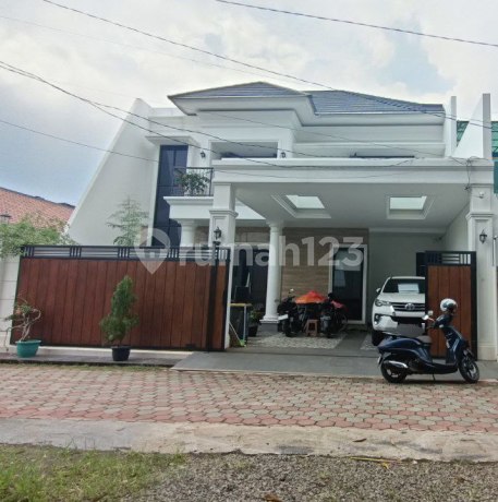 Luxury Ready-to-Occupy House in a Complex Near Jatiwarna Toll, in Kodau