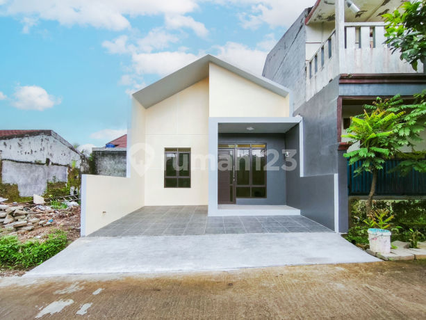 Affordable House 15 Minutes to Cibinong City Mall 1 Floor Flood-Free J41511