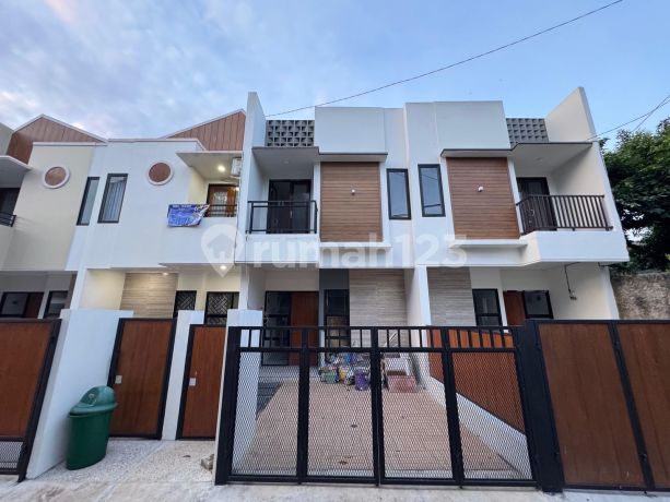 House 9 Minutes to Mitra Keluarga Jatiasih 2, 2 Floors, Flood-Free J-37623 House 9 Minutes to Mitra Keluarga Jatiasih 2, 2 Floors, Flood-Free J-37623