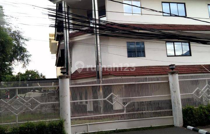 Dijual Cepat Rumah 3 lantai di Menteng, Jakarta Pusat.