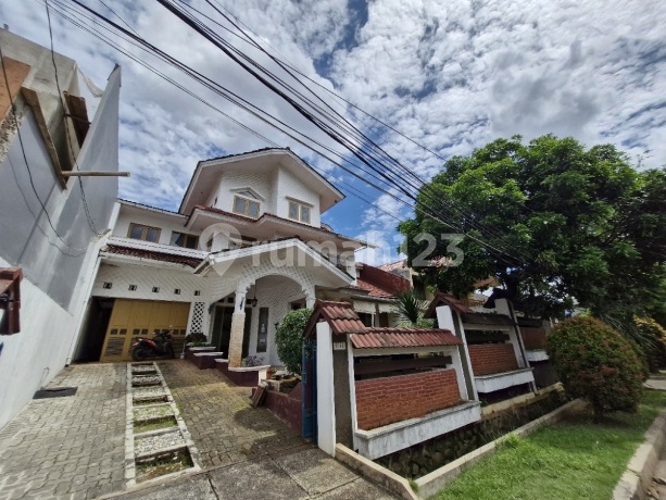 Rumah siap huni di perumahan Wisma Cakra di area Limo - Cinere 
