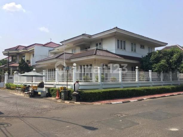 House in Sector 3 Bintaro Hook, Good, Spacious Garage House in Sector 3 Bintaro Hook, Good, Spacious Garage