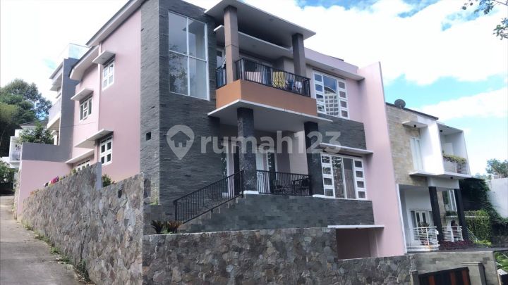 Rumah 2 Lantai SHM Bagus di Komplek Dago Pandawa