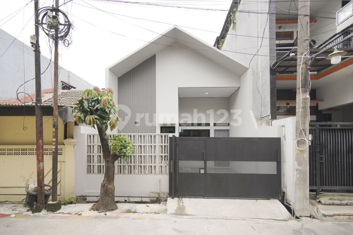 North-Facing House 14 Minutes to Summarecon Mall Bekasi, SHM Ready for KPR J-39394