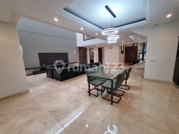 Rumah Mewah 2 Lantai, Lokasi Strategis di Kuningan Jakarta Selatan
