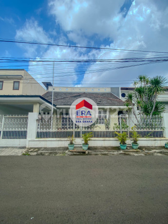 House in Sector 1 Bintaro, Still South Jakarta Within an Elite Complex. House in Sector 1 Bintaro, Still South Jakarta Within an Elite Complex.