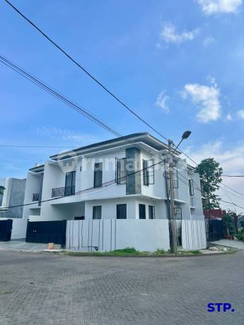 Rumah American Style Araya Tahap 2 Bangunan 2 Lantai Posisi Hoek Rumah American Style Araya Tahap 2 Bangunan 2 Lantai Posisi Hoek