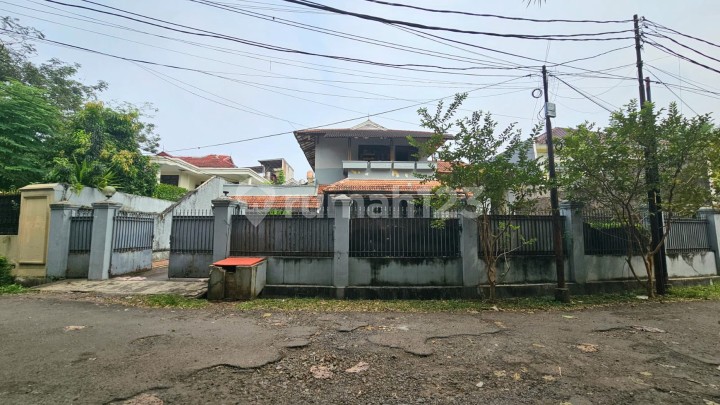 Rumah Taman luas 750 m2 terawat strategis di Komplek Margasatwa Baru - Pondok labu, Jakarta Selatan