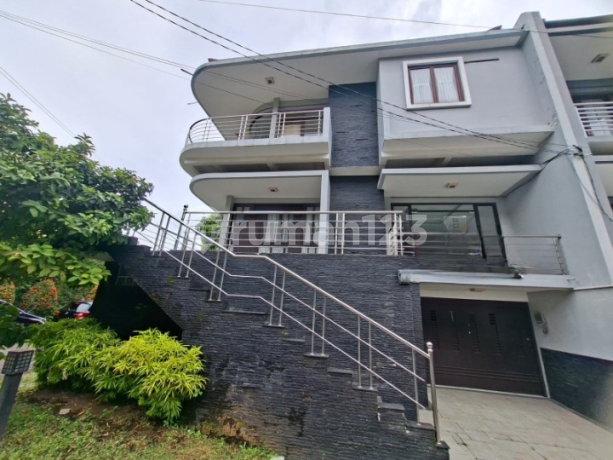 Rumah 3 Lantai di Sudirman Town House
