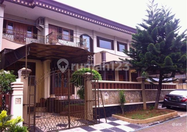 Rumah 2 Lantai Nyaman & Luas dengan 5 Kamar Tidur di Bukit Raya Bogor