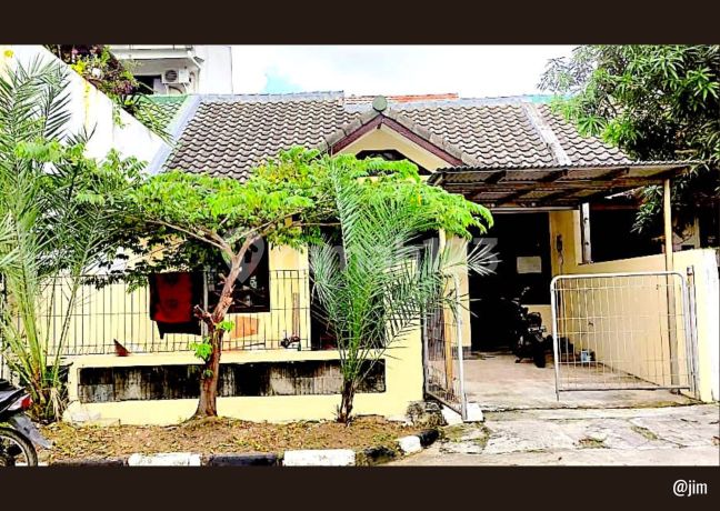Rumah di Mekar Indah di Tepi Jalan Boulevard dan Golf Area Jababeka