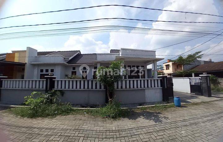 Rumah di Griya Cilodong Asri Depok Hook Murah