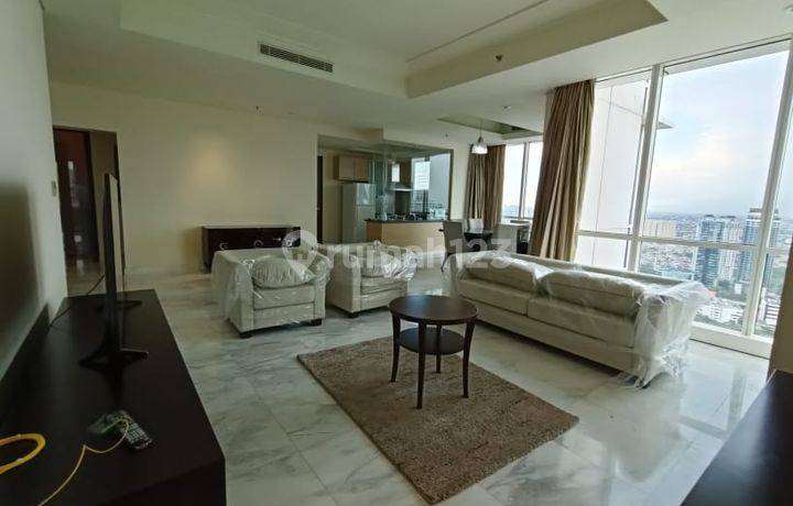 Nice and Spacious 3BR Apt with Strategic Location At The Peak Apt