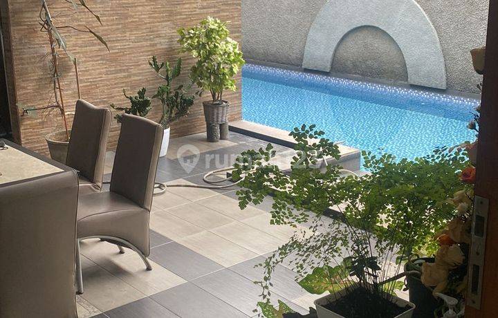 Rumah Mewah Singgasana Pradana ada Kolam Renang