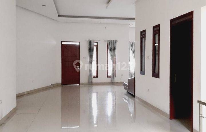 Rumah Luas di TMU Taman Mekar Utama Komplek Mekar Wangi