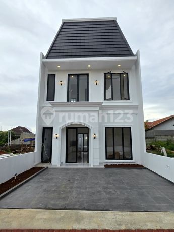Rumah Cluster Dalam Komplek Elite Desain Classic di Caman