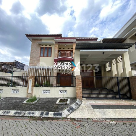 Djual Rumah Mewah 2Lt Kondisi Terawat Bersih Ada Balkon Siap Huni Lingkungan Aman Dg One Gate System di Kawasan Elit Lokasi Strategis Dekat Exit Tol Singosari dan Akses Mudah ke Hawaii Waterpark di Graha Kencana Malang Kota H180