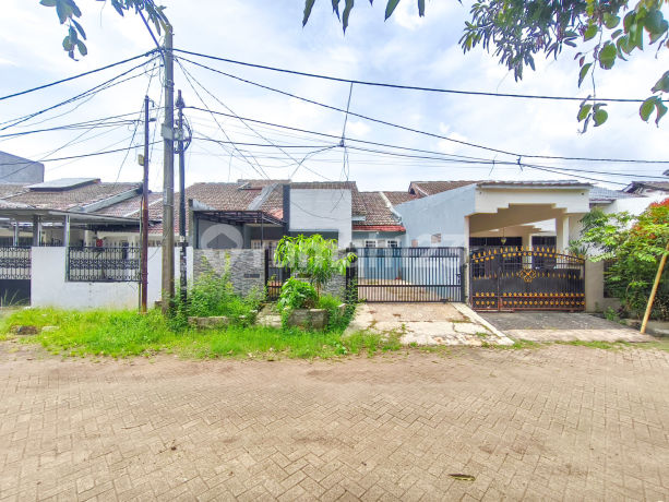 Land Area 148 House Near Access to Living World Alam Sutera Flood Free J24311