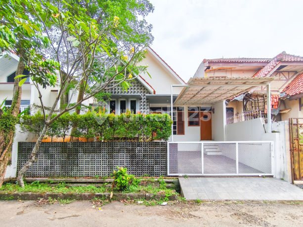 Strategic House 10 Minutes to West Sentul Toll Gate 2 Floors Ready to Occupancy J30737