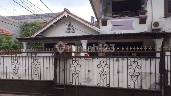 House Below Market Price, 235M² Area, Near Pertamina Hospital Cempaka Putih