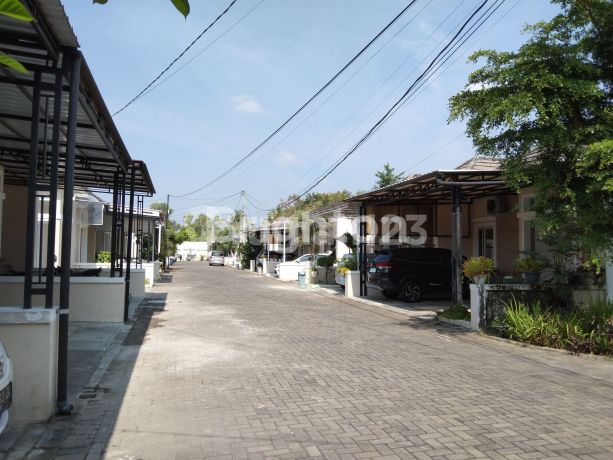 DALAM CLUSTER PERUMAHAN BANGUNJIWO DIKELILINGI PERUMAHAN PADMA RESIDENCE, TIRTA SEJAHTERA, GRAHAYANA, DLL.SELANGKAH UNIVERSITAS ALMA ATA, UNIVERSITAS MUHAMMADIYAH UMY.