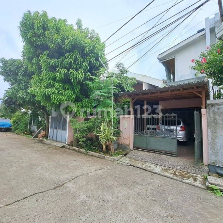 Rumah 2 lantai yang berlokasi di Mega Cinere dengan row jalan lebar 2 mobil.