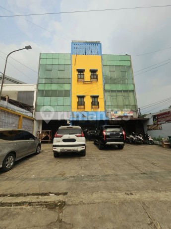 Neat shop house, super strategic location, ready to work immediately to earn profit.