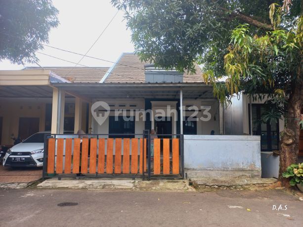 A serene and comfortable ready-to-occupy house in the Permata Depok Regency housing complex, 2 floors. A serene and comfortable ready-to-occupy house in the Permata Depok Regency housing complex, 2 floors.