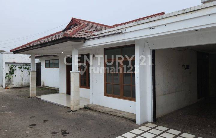 Rumah Hoek Dan Besar Di   Perumahan Sariwangi Asri 