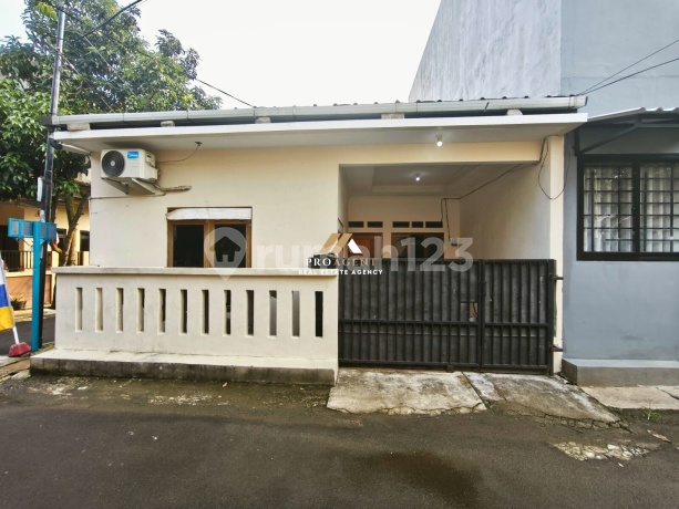 Hunian Minimalis dengan Carport Luas di Lingkungan Tenang