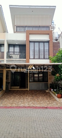 Dijual Rumah 2,5 Lantai SHM Dekat Stasiun di Cascadia Residence