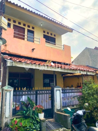 Rumah Keluarga 2 Lantai di Lingkungan Tenang & Strategis Rumah Keluarga 2 Lantai di Lingkungan Tenang & Strategis