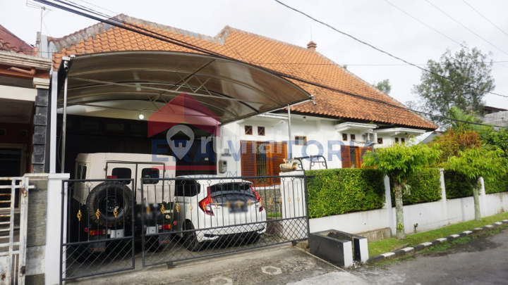 Rumah Besar Bergaya Klasik Di Taman Sulfat Kawasan Kuliner Sulfat