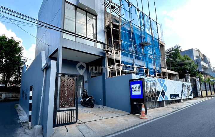 Rumah Brand New Lokasi Strategis Pinggir Jalan 2 Mobil