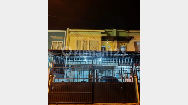 Comfortable 2.5-Story House in Taman Jaya Poris, Tangerang