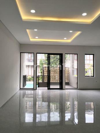 Dijual Rumah Siap Huni Tiga Lantai Fasilitas Kolam Renang Di Setraduta Lavida Bandung