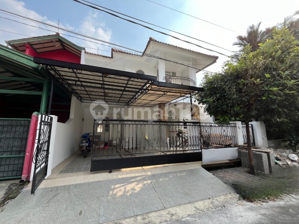 Rumah 2 Lantai di Wisma Cakra – Semi Furnished dan Halaman Belakang!