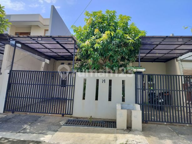 House 1.5 floors, width 8m, can be used for office or boarding rooms, located on Jalan Pulomas Barat. House 1.5 floors, width 8m, can be used for office or boarding rooms, located on Jalan Pulomas Barat.