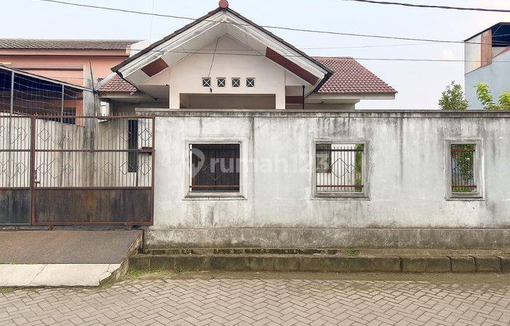 Dijual Rumah Strategis di Taman Kota Bekasi 
