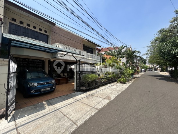 Rumah di Tebet Barat, Lingkungan Tenang, Akses Jalan Lebar, SHM
