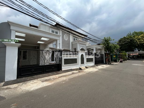 House in East Tebet, road access for 3 cars, under renovation