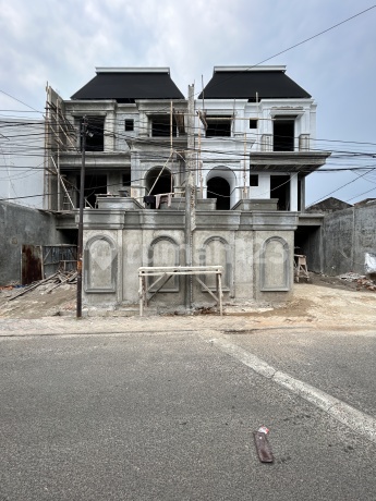 Rumah di Tebet Timur Akses Lebar Jalan 3 Mobil,3 Lantai Ada Lift dan Swimming Pool Kolam Renang