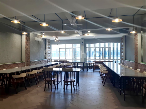 Attached Shophouse, Formerly a Cafe. CBD Polonia. Furnished & Equipped.