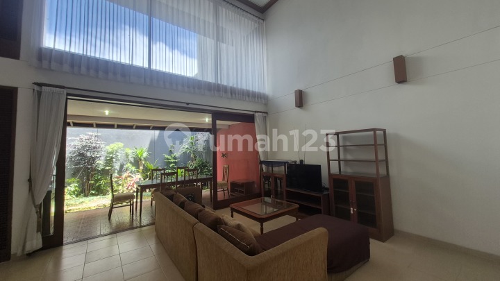 Rumah Minimalis dengan Void & Ceiling Tinggi di Setra Duta Rumah Minimalis dengan Void & Ceiling Tinggi di Setra Duta