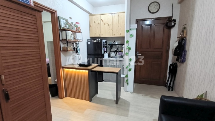 Apartement Murah 2 Br Design Menarik Wallpaper Dan Vinyl Semi Furnished Lokasi Strategis Di Taman Surya Jakarta Barat