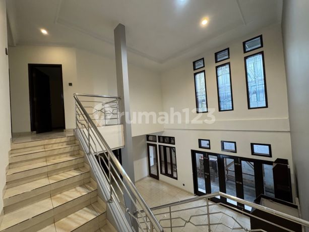Hunian Nyaman Modern Klasik 2 Lantai, Strategis ke Sekolah Bpk - Taman Holis Indah Bandung Hunian Nyaman Modern Klasik 2 Lantai, Strategis ke Sekolah Bpk - Taman Holis Indah Bandung