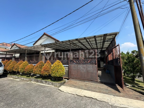 Rumah Bagus Semi Furnished SHM di Taman Holis Indah, Bandung Rumah Bagus Semi Furnished SHM di Taman Holis Indah, Bandung