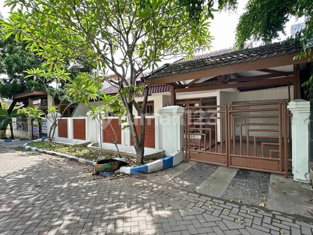 Candra's House Ready to Live In, Well-Maintained, Strategic Location Near Toll Road and Mitra Keluarga Hospital.