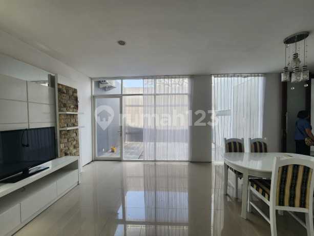 Dijual Rumah Somerset Baru Selesai Full Renovasi lokasi strategis